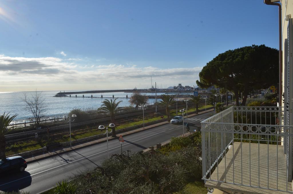 Residence Villa Carmen Fronte Mare A 50 Mt Pietra Ligure Ngoại thất bức ảnh