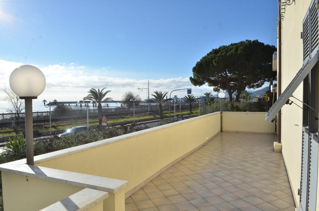 Residence Villa Carmen Fronte Mare A 50 Mt Pietra Ligure Ngoại thất bức ảnh