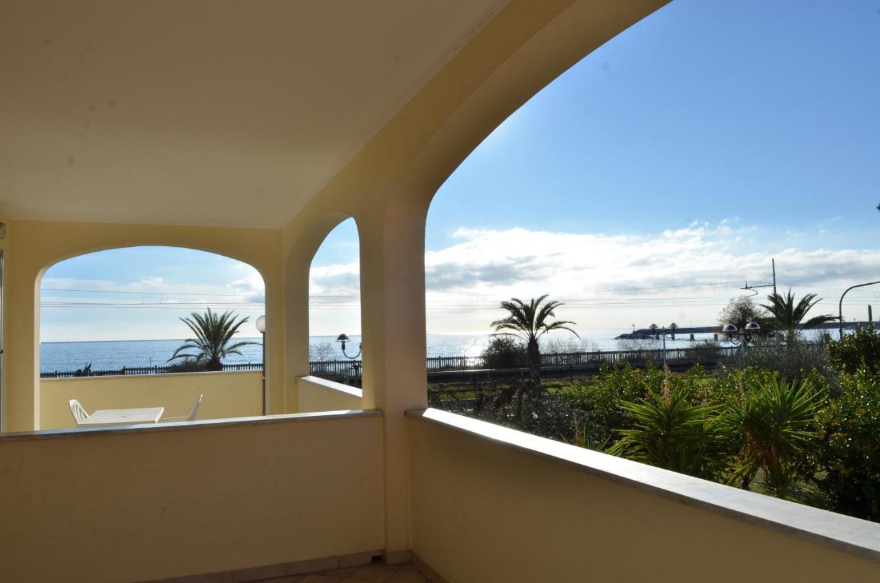Residence Villa Carmen Fronte Mare A 50 Mt Pietra Ligure Ngoại thất bức ảnh